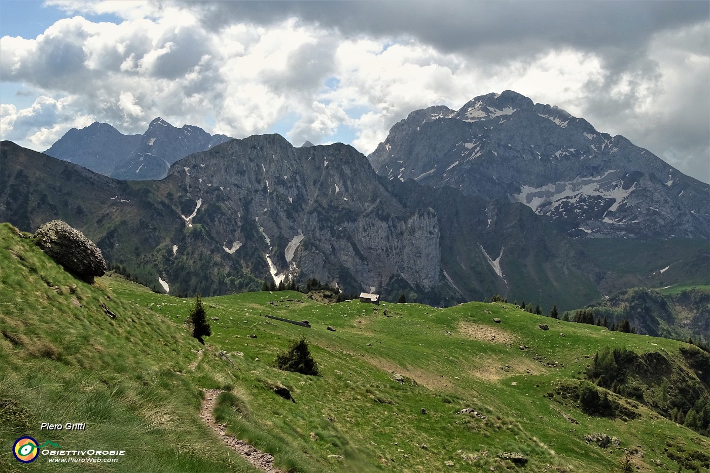 27 Sguardo indietro verso la Baita di Monte Campo con da sfondo Corno Branchino, Arera,... .JPG